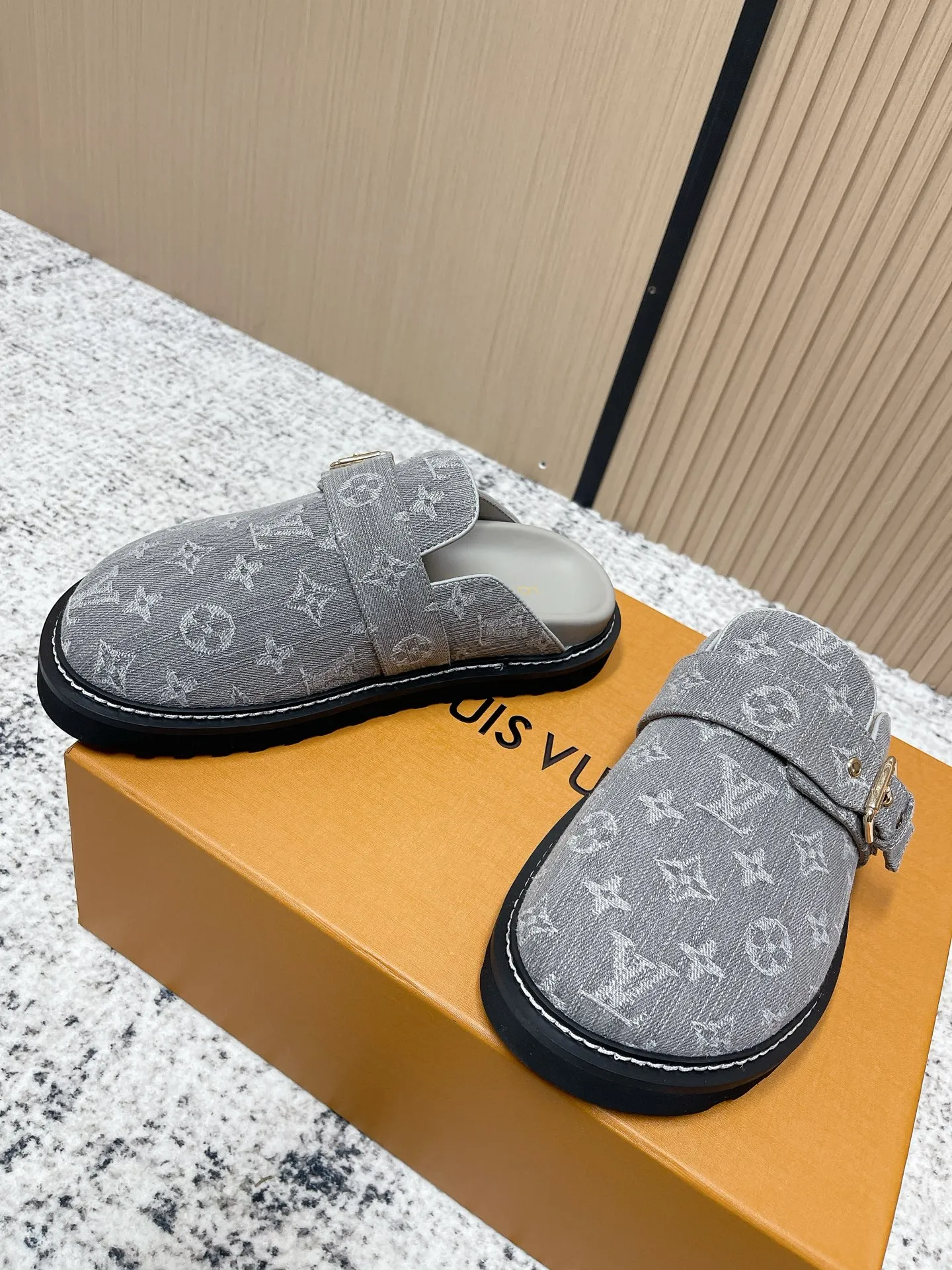[L Family] P: 460💰 Size: 35-46 (female 40.41, male 45 46 custom-made) Top version Louis vuitton Lv new couple Birkenstock slippers. Cute and cute, not too good on the feet. Simple and high-end slingback design. Ready to wear and go. Good news for lazy people. Imported cowhide leather upper/imported old calico. Original hardware buckle, original molded high-density foam outsole.